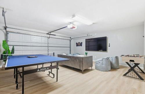 4-BD 2-BA with Backyard Pool Retreat + Game Room - Foto 28