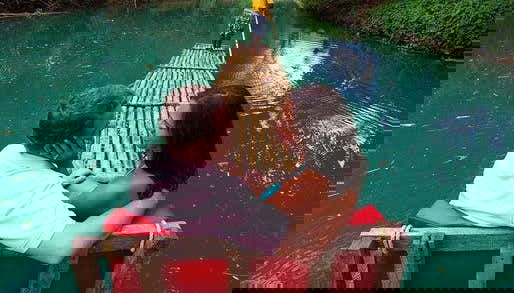 Balande romantique en radeau en bambou