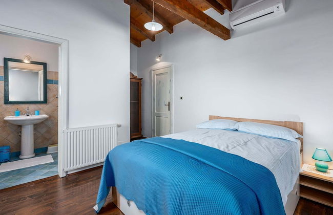 Beautiful Villa With Swimming Pool and Fenced Garden - Foto 2