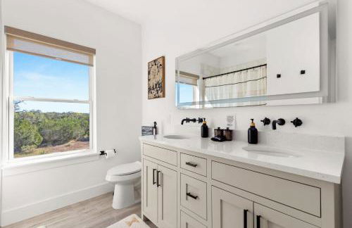 Designer Home with Hot Tub BBQ & Hill Views - Foto 33