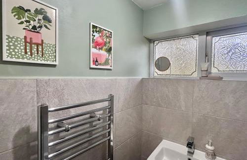 Brand New 2 Bed House - Sleeps 4 - Free Parking - Near HS2 & Drayton Manor - Photo 7