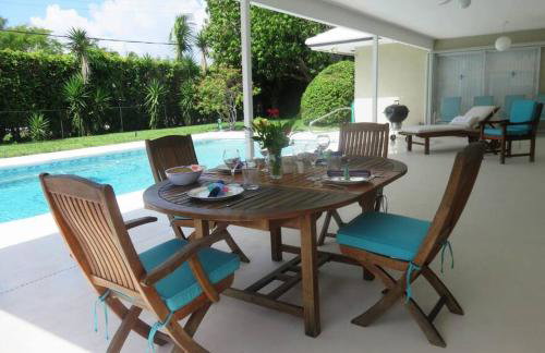 Spacious villa, pool, water views, walk to beach - Foto 9