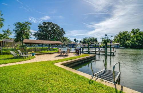 2 Mi to Homosassa Springs Riverfront Home with Dock - Photo 1