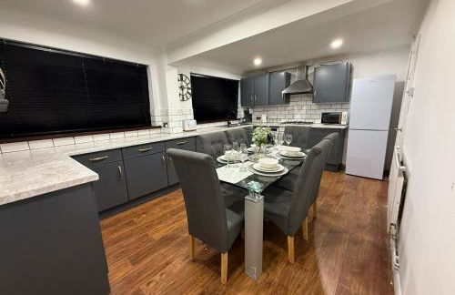 Stylish & Cosy Home in Bridgend with free parking - Photo 14