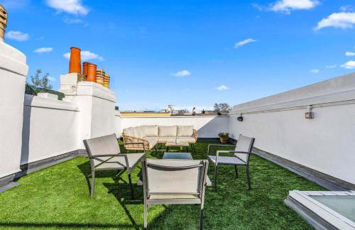 Beautiful 3-Bedroom House with Garden and Rooftop Retreat - Foto 40