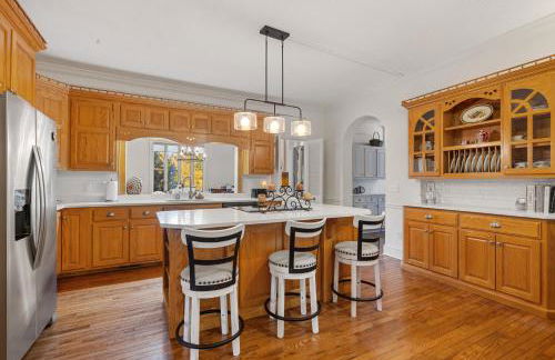 Stylish Mountain Retreat with Sunroom and Pergola - Foto 8