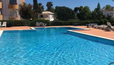 Apartamento encantador com piscina - Photo 2, sunbed