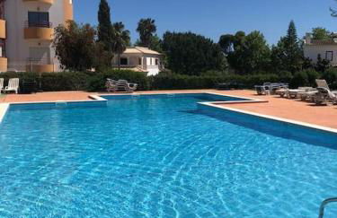 Apartamento encantador com piscina - Foto 2