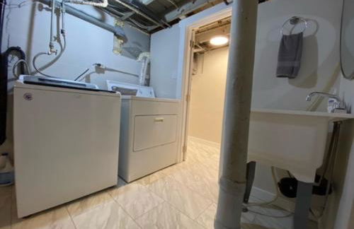 Charming Brick Home with bonus space & foosball - Foto 31