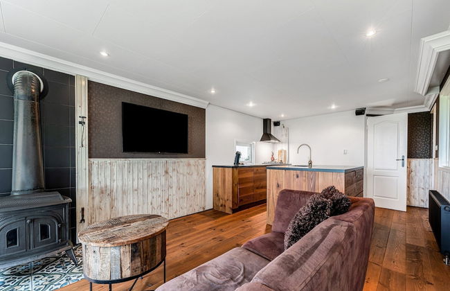 Fantastic Chalet Near Open Waterways, hot tub - Photo 15