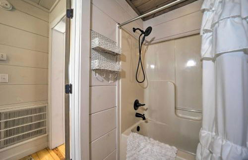 Ideal for Families! Lake Toxaway Getaway with Deck - Foto 28