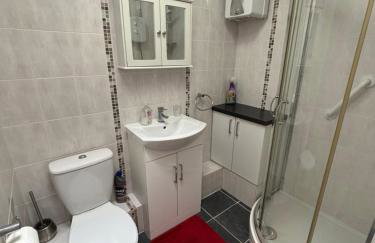 498, Three Bedroom Detached Chalet - Sleeps 6, pet friendly, FREE pool and entertainment passes included - plus WiFi, bed linen and towels included - Foto 7