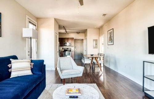 CozySuites Music Row Spacious 2BR with free parking 46 - Foto 3