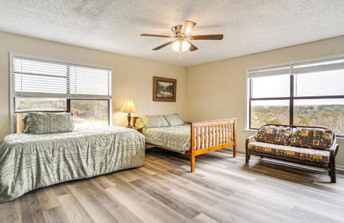 Group Getaway! Hill Country Basecamp with Trails - Foto 11