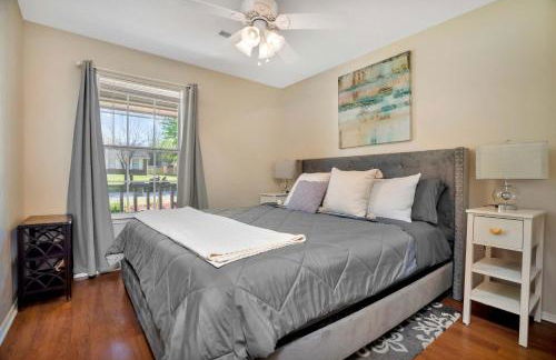 Relaxing Backyard with Fire Pit and Near Parks - Foto 12