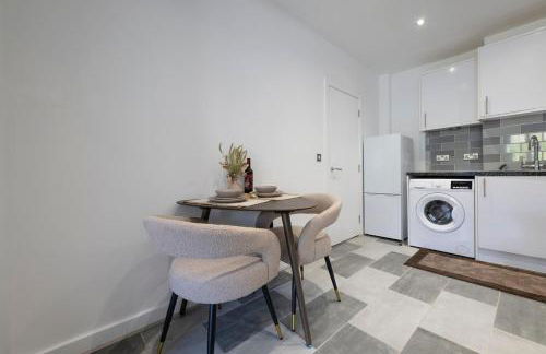 Designer 1BR I Work-From-Home Ready I Fast Wi-Fi - Foto 9