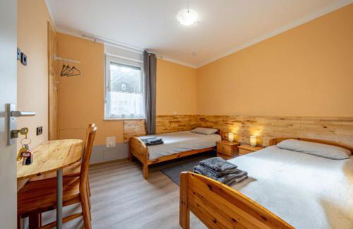 Kompaktes Studiozimmer mit Pantryküche und Fußbodenheizung in der Nähe der Messe Dusche und WC werden gemeinschaftlich genutzt - Foto 2