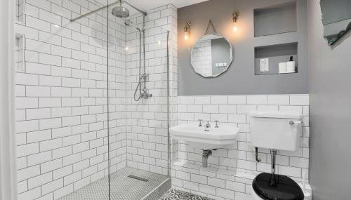 Canary Wharf Escape - Stylish 2BR - Canal Views & City Lights - Foto 5