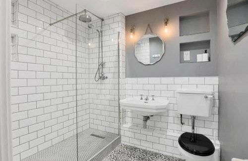 Canary Wharf Escape - Stylish 2BR - Canal Views & City Lights - Foto 5