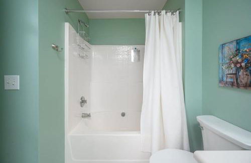 Modern 3-BR Townhome w Private Backyard Near RTP - Foto 26