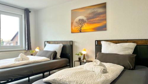 STN Kocherwald Suite - Ferienwohnung mit 4 Schlafzimmer, 8 Big Beds, Parkplatz & Balkon, Highspeed WLAN, Netflix Premium, Zentral zu Audi & Schwarz Gruppe - Foto 3