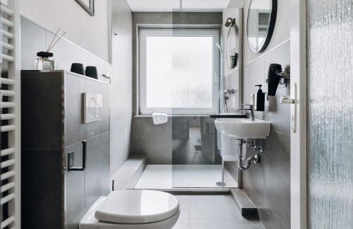 NASA Homes ruhiges Apartment WLAN Arbeitsplatz Balkon Hotelbetten - Foto 4