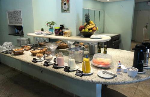 Fabuloso flat 241, Amarílis, Riviera de São Lourenço 3 Piscinas climatizadas carregador veiculo eletrico 2 quartos sendo uma suíte internet 500mb Adega, cozinha equipada completa, serviço de praia fim de semana limpeza trocas de toalhas, - Foto 43