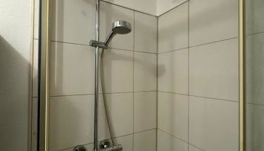 Möbliertes Zimmer mit TV, Internet & kompletter Ausstattung in Bonn-Mehlem - Photo 5, Shower