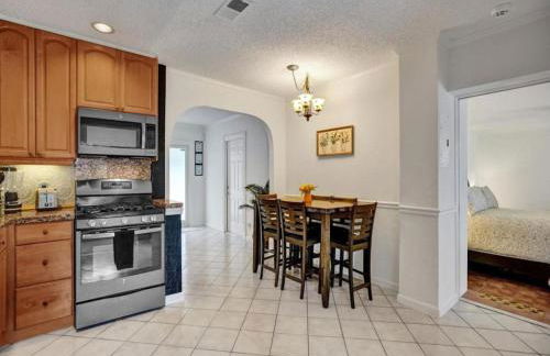 3 min. walk to Wilton Drive, pool and huge yard - Photo 31