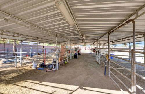 Spacious 4BR plus Den with Pool, Jacuzzi, BBQ, Near Strip - Foto 41