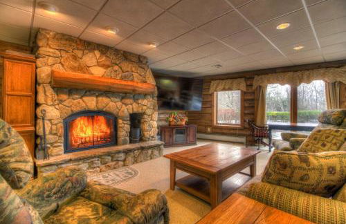 Most Luxury 7000 Sq ft Log Estate with Pool Hot Tub Sauna - Foto 49