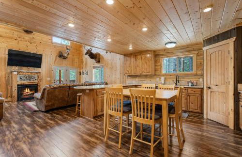 Rustic Retreat, Sleeps 20, Epic Game Room, Hot Tub, 20min to Yellowstone - Foto 19