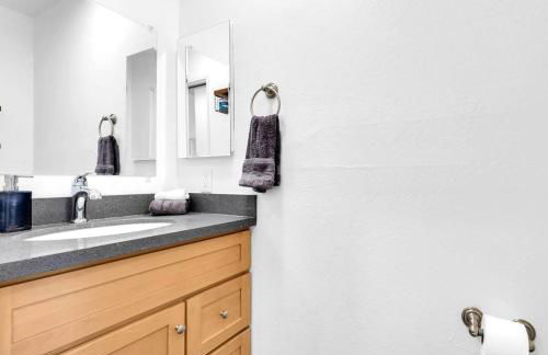 Modern Bay Area Retreat | Balcony + Private Patios - Foto 27