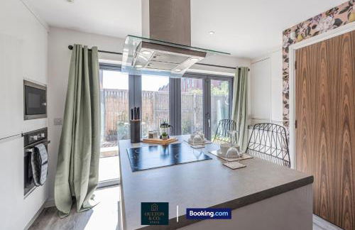 Luxury Retreat For 10 Short Lets & Serviced Accommodation Manchester with Hot Tub and Spacious Garden - Foto 6