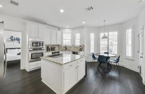 Luxury Home w Hot Tub near DFW Airport - Photo 17