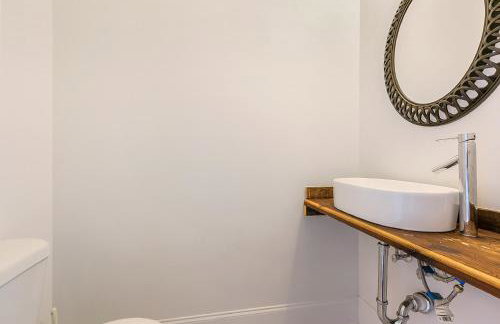Spacious Loft-Style 3BR Townhouse by Hosteeva - Photo 36