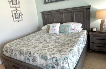 Beach Condo with Pool & Tiki Bar! - Foto 22