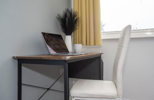 Beautiful Orpington Home w Pool Table and Driveway - Photo 52