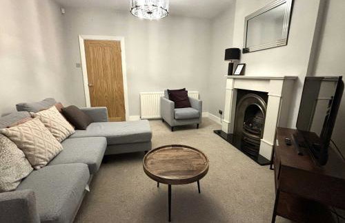 Large Home near Edgbaston Stadium, UOB & QE hospital sleeps 6 - Foto 4