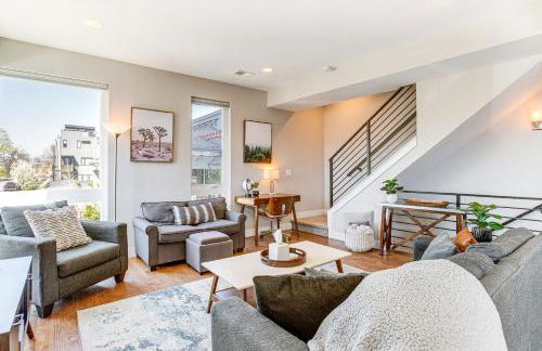 Walk to Mile High Stadium Modern Denver Townhome - Foto 6