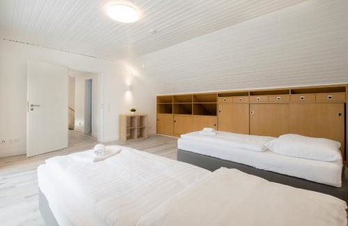 Tolstov House - Freistehendes 9 Zimmer Haus mit großem Garten - Photo 9