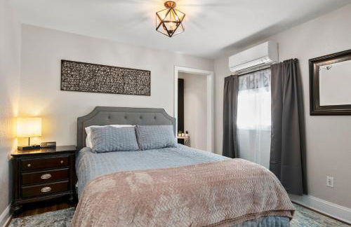 Modern & Cozy on Private Lane, Minutes to Airport - Foto 16