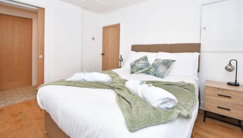 Chapel House by YourStays - Two bed cottage in Market Town of Sandbach, high end finish - Foto 2, towels, wardrobe
