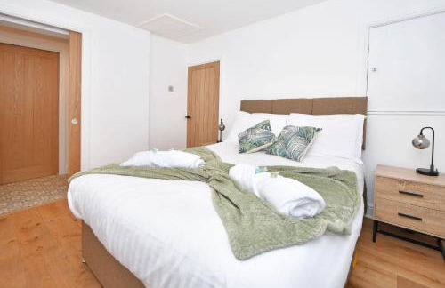 Chapel House by YourStays - Two bed cottage in Market Town of Sandbach, high end finish - Photo 2