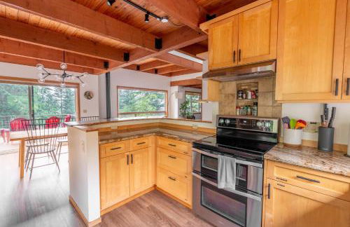 Stylish Deception Pass Retreat with Bay Views - Foto 6