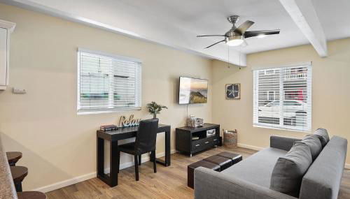 Stunning Beach Delight with Hot Tub, Fire Pit, Parking & Walk to Beach! - Foto 5