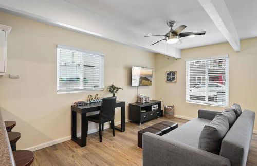 Stunning Beach Delight with Hot Tub, Fire Pit, Parking & Walk to Beach! - Foto 5