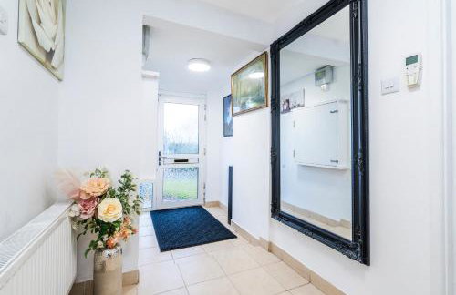 Mayflower 5-Bed Home, Contractors, Family, Harry Porter - Photo 16