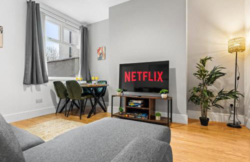 Comfortable 4 Bed Home - Free Parking & Fast WiFi - Foto 33