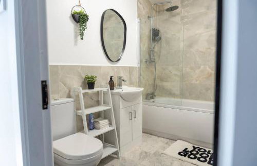 Stylish 3BR 18mins to Peak District,Free, Parking Wifi,Netflix ,Sky Sports - Photo 6